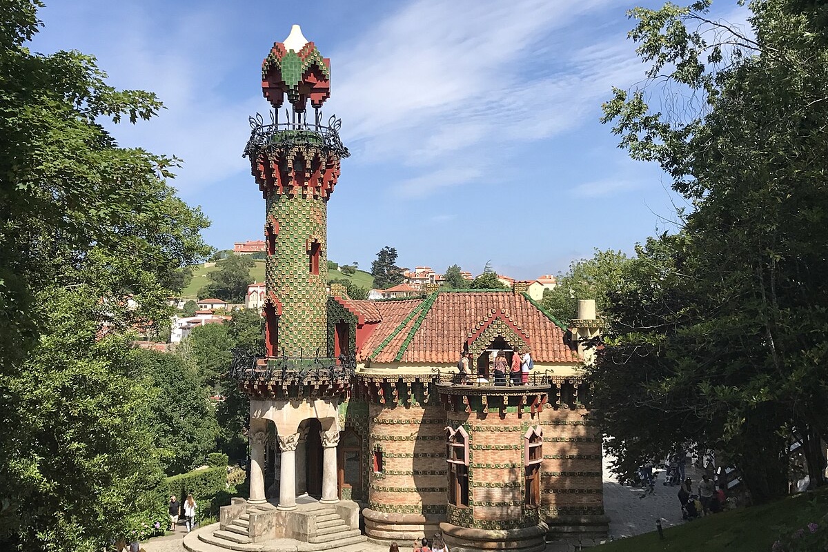el capricho de Gaudí pueblos con encanto comillas
